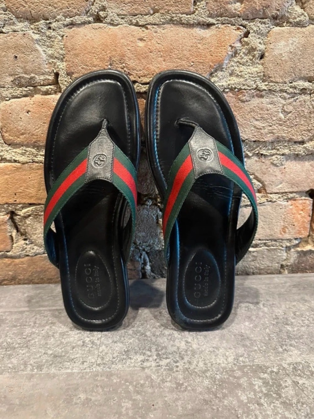 Gucci Men’s Black Leather Flip-Flops with Green and Red Web Strap